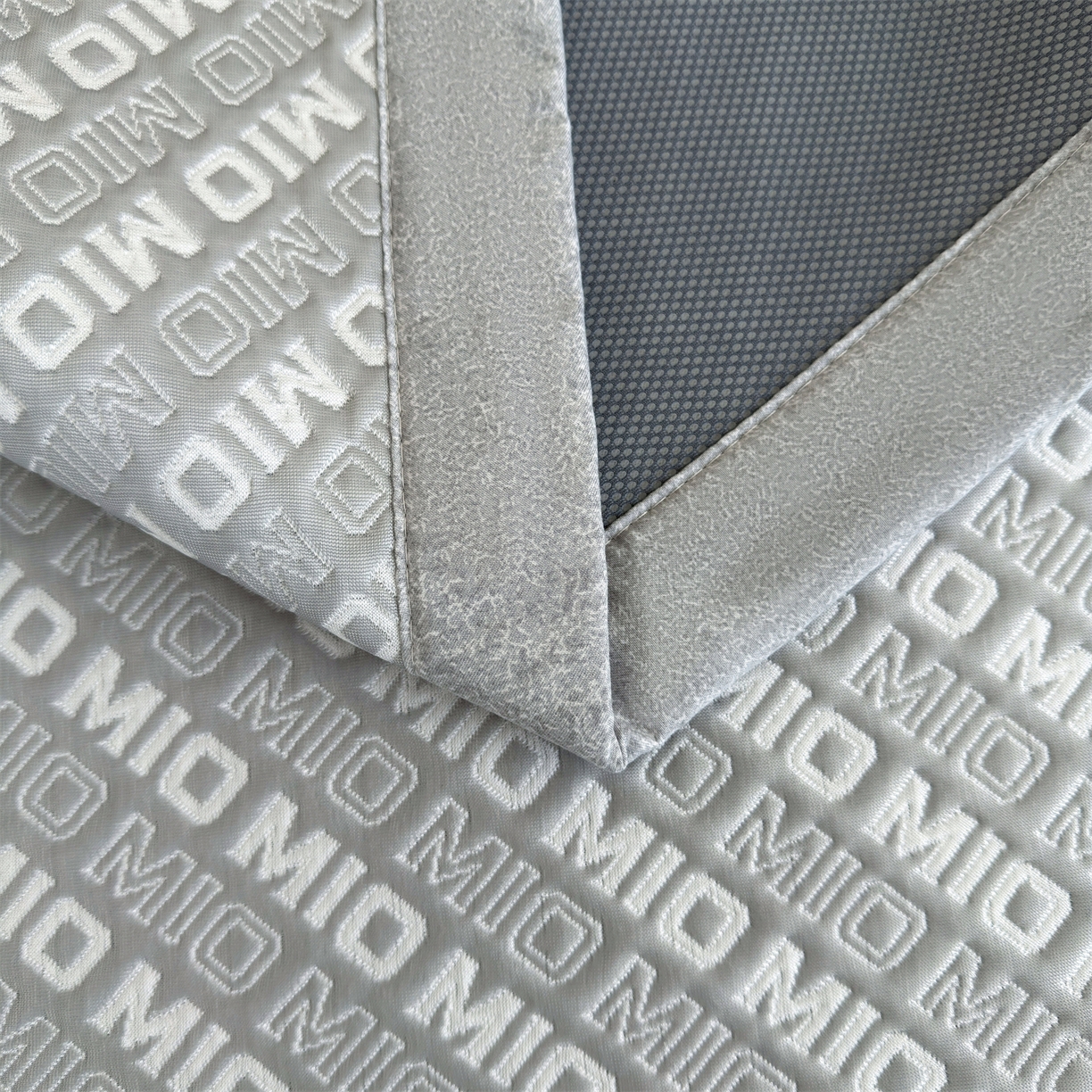 91家纺网 家纺一手货源 找家纺 耐思家纺 2026新款A类高端pe双面乙纶冰豆豆凉席摩登MIO系列（提供买家秀） 摩登MIO-灰床席款