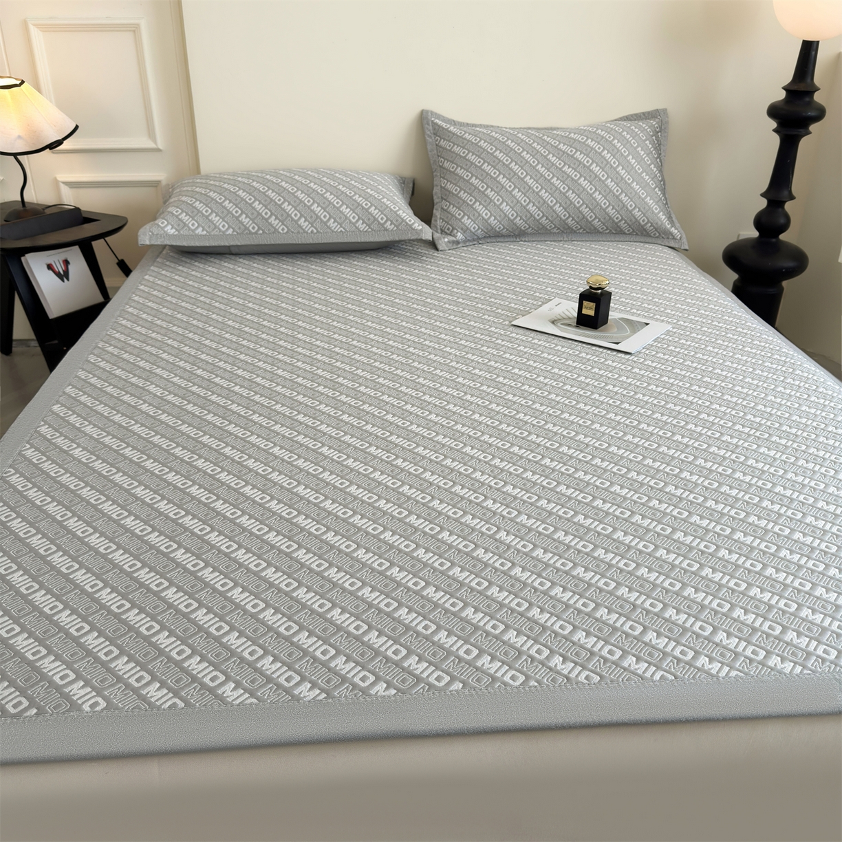 91家纺网 家纺一手货源 找家纺 耐思家纺 2026新款A类高端pe双面乙纶冰豆豆凉席摩登MIO系列（提供买家秀） 摩登MIO-灰床席款