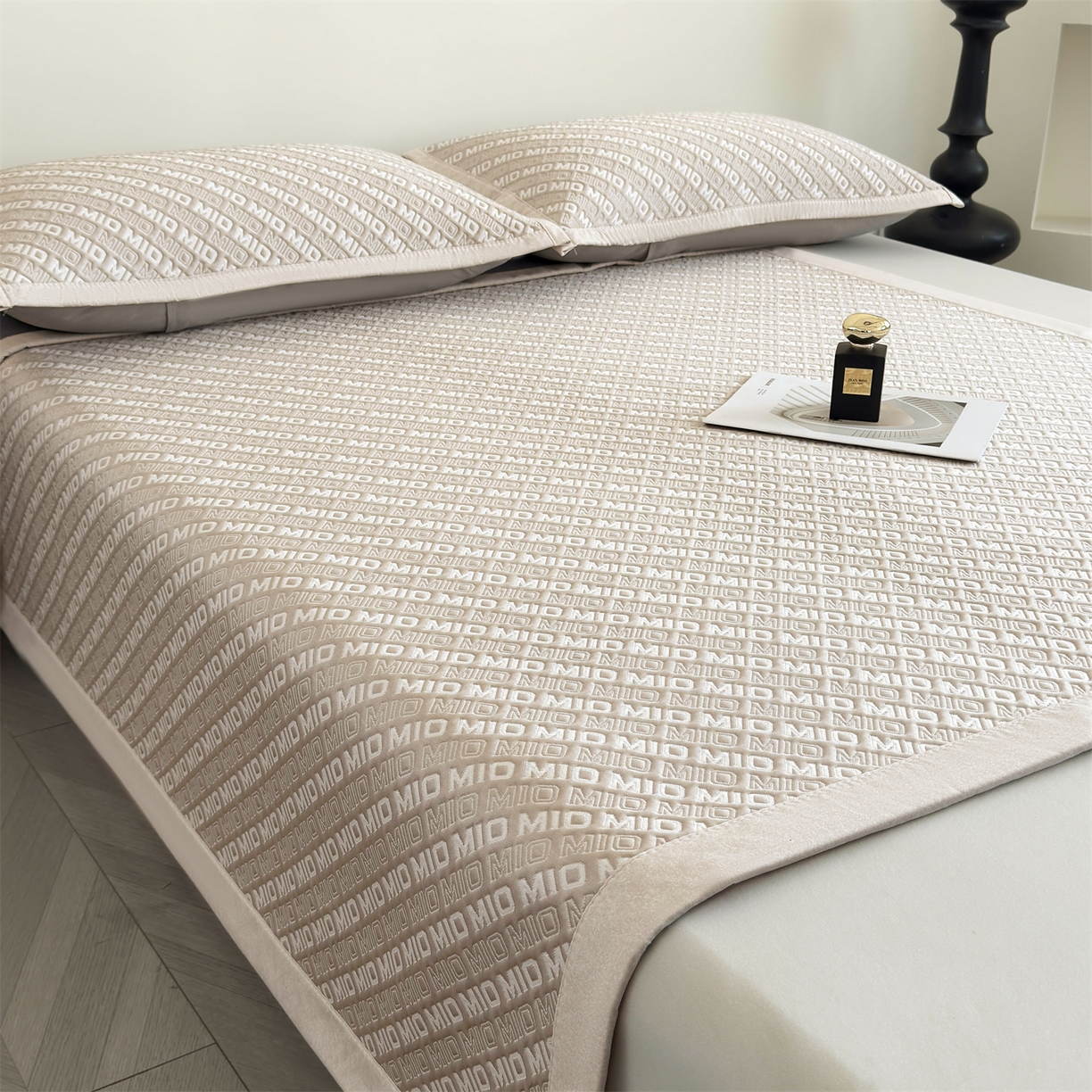 91家纺网 家纺一手货源 找家纺 耐思家纺 2026新款A类高端pe双面乙纶冰豆豆凉席摩登MIO系列（提供买家秀） 摩登MIO-卡其床席款