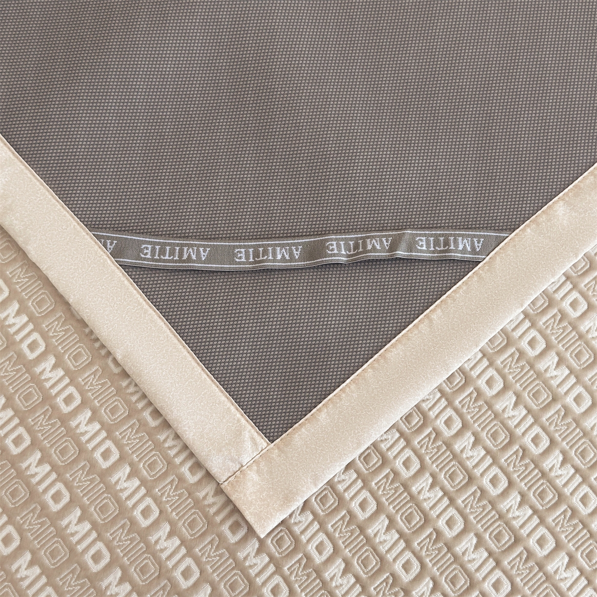 91家纺网 家纺一手货源 找家纺 耐思家纺 2026新款A类高端pe双面乙纶冰豆豆凉席摩登MIO系列（提供买家秀） 摩登MIO-卡其床席款