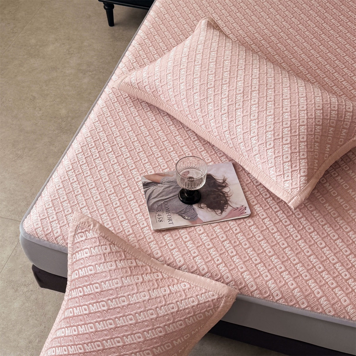 91家纺网 家纺一手货源 找家纺 耐思家纺 2026新款A类高端pe双面乙纶冰豆豆凉席摩登MIO系列（提供买家秀） 摩登MIO-粉床笠款