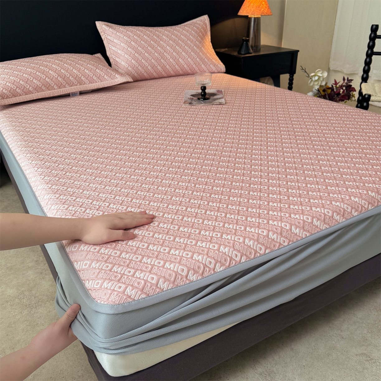 91家纺网 家纺一手货源 找家纺 耐思家纺 2026新款A类高端pe双面乙纶冰豆豆凉席摩登MIO系列（提供买家秀） 摩登MIO-粉床笠款