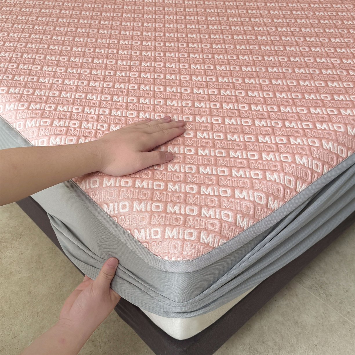 91家纺网 家纺一手货源 找家纺 耐思家纺 2026新款A类高端pe双面乙纶冰豆豆凉席摩登MIO系列（提供买家秀） 摩登MIO-粉床笠款