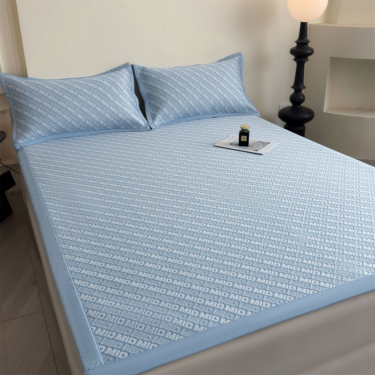 91家纺网 家纺一手货源 找家纺 耐思家纺 2026新款A类高端pe双面乙纶冰豆豆凉席摩登MIO系列（提供买家秀） 摩登MIO-蓝床席款