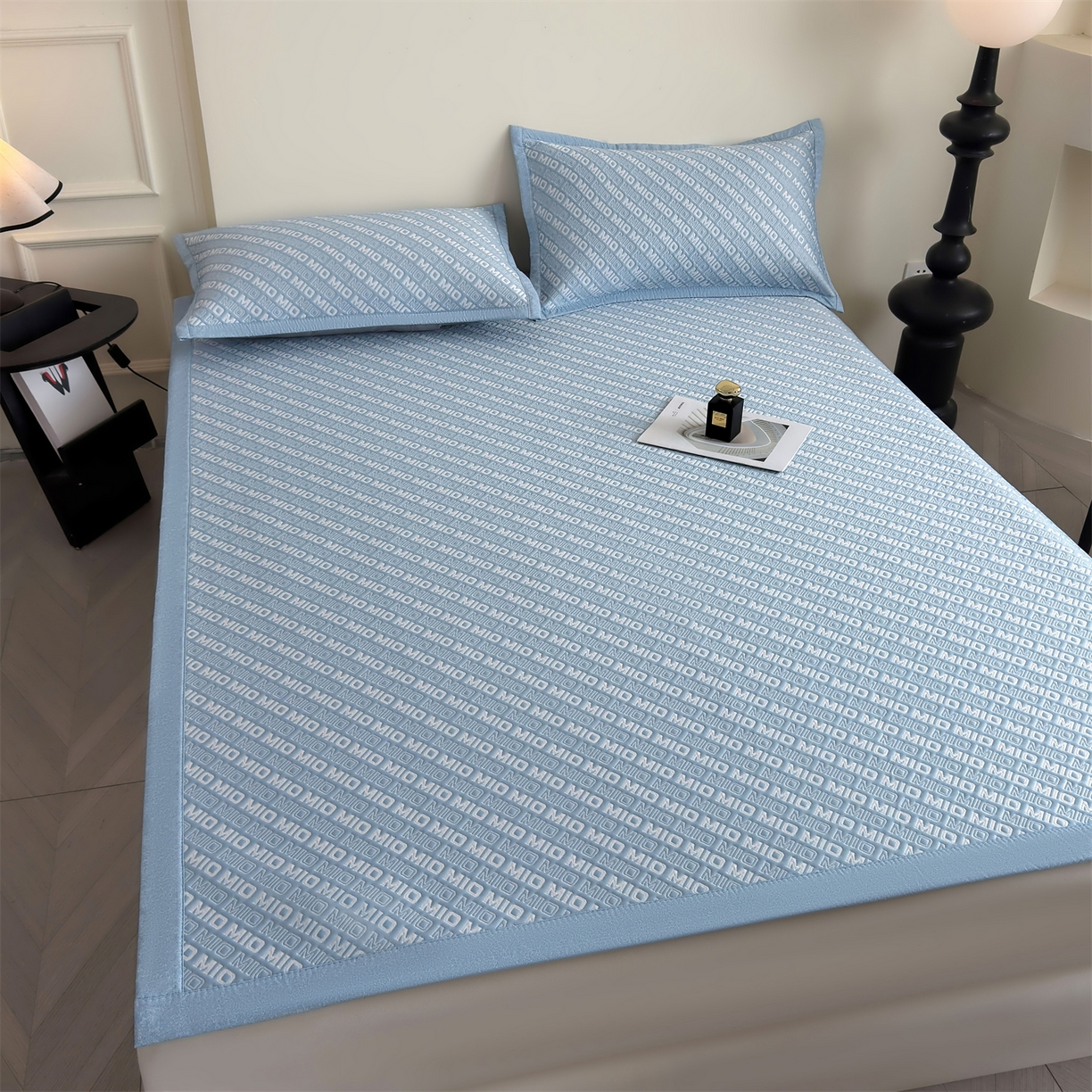 91家纺网 家纺一手货源 找家纺 耐思家纺 2026新款A类高端pe双面乙纶冰豆豆凉席摩登MIO系列（提供买家秀） 摩登MIO-蓝床席款