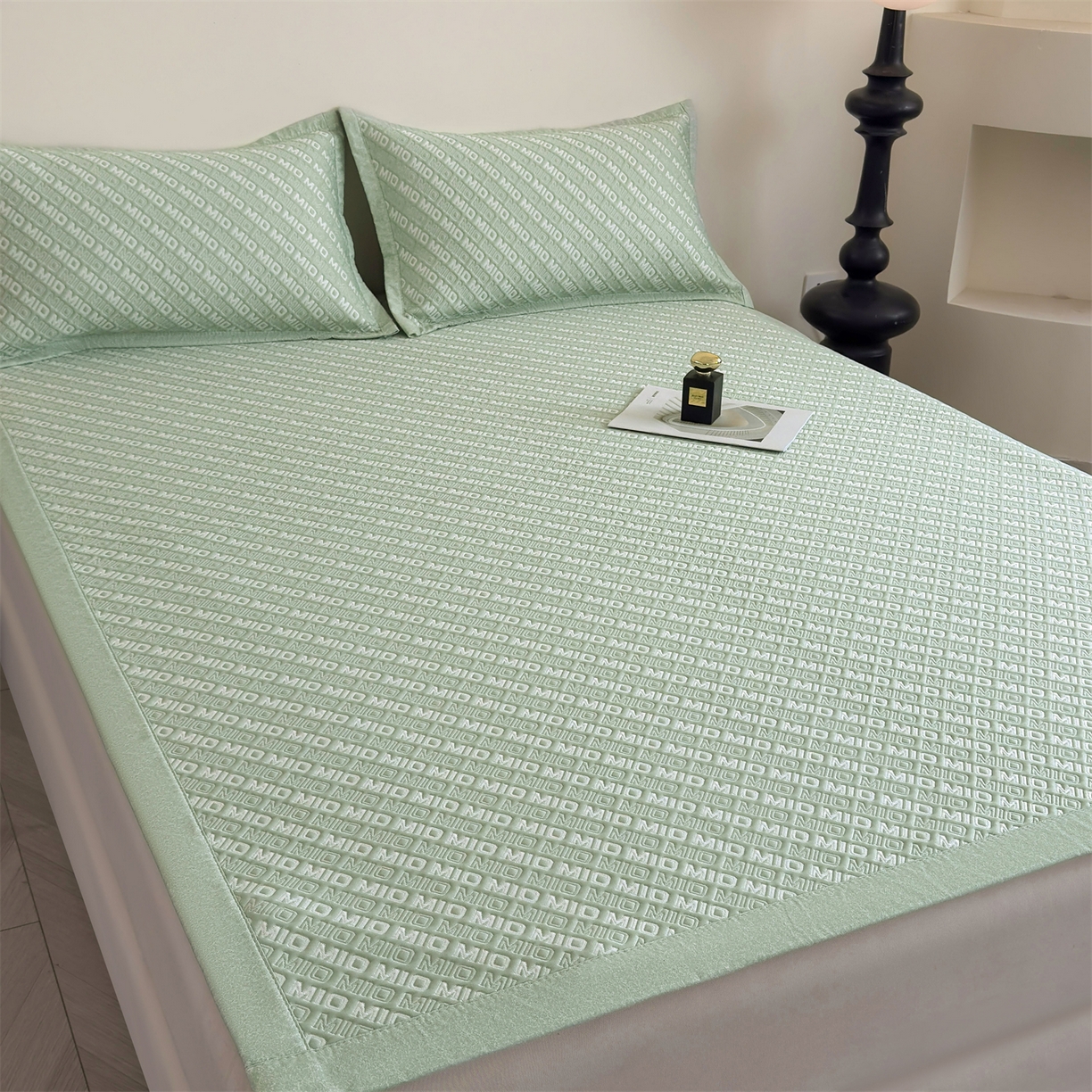 91家纺网 家纺一手货源 找家纺 耐思家纺 2026新款A类高端pe双面乙纶冰豆豆凉席摩登MIO系列（提供买家秀） 摩登MIO-绿床席款