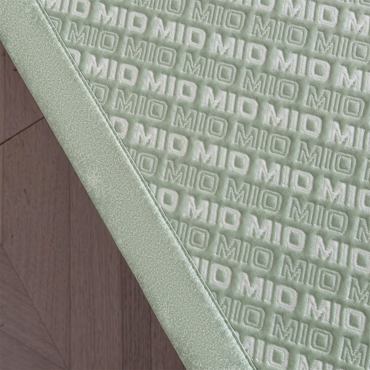 91家纺网 家纺一手货源 找家纺 耐思家纺 2026新款A类高端pe双面乙纶冰豆豆凉席摩登MIO系列（提供买家秀） 摩登MIO-绿床席款