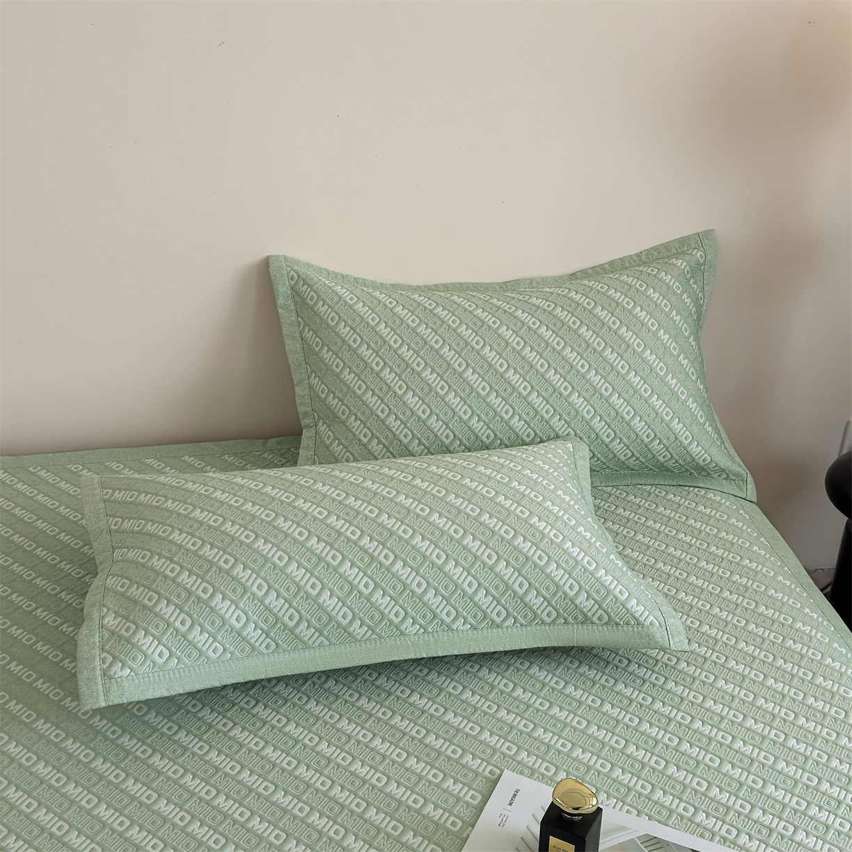 91家纺网 家纺一手货源 找家纺 耐思家纺 2026新款A类高端pe双面乙纶冰豆豆凉席摩登MIO系列（提供买家秀） 摩登MIO-绿床席款