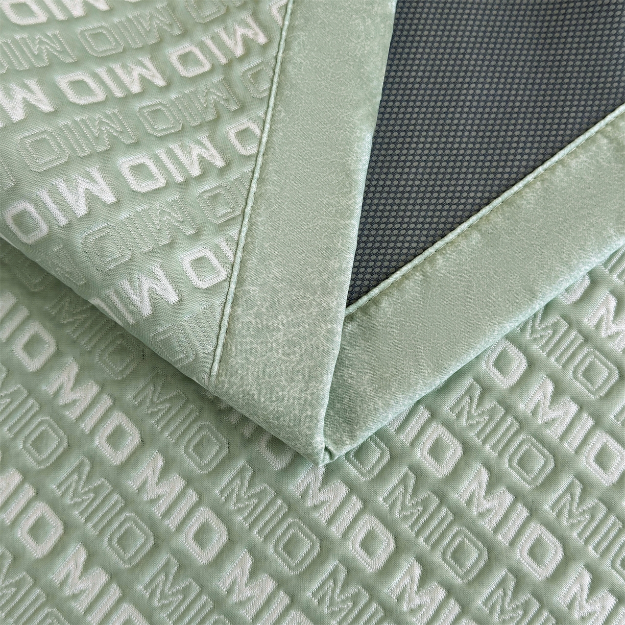 91家纺网 家纺一手货源 找家纺 耐思家纺 2026新款A类高端pe双面乙纶冰豆豆凉席摩登MIO系列（提供买家秀） 摩登MIO-绿床席款