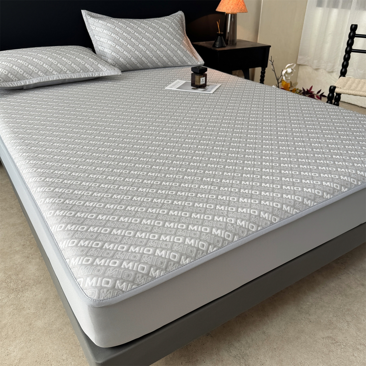 91家纺网 家纺一手货源 找家纺 耐思家纺 2026新款A类高端pe双面乙纶冰豆豆凉席摩登MIO系列（提供买家秀） 摩登MIO-灰床笠款