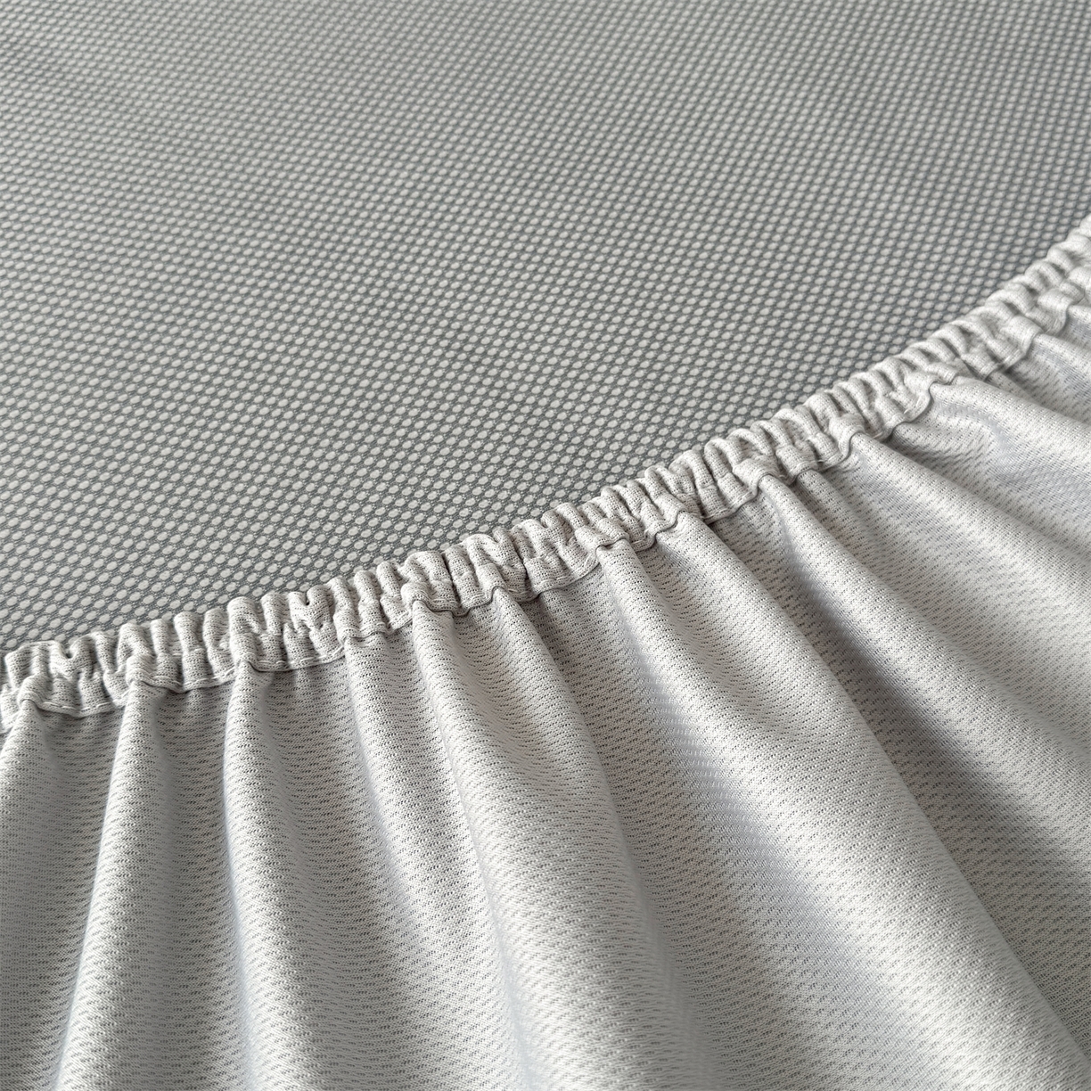 91家纺网 家纺一手货源 找家纺 耐思家纺 2026新款A类高端pe双面乙纶冰豆豆凉席摩登MIO系列（提供买家秀） 摩登MIO-灰床笠款