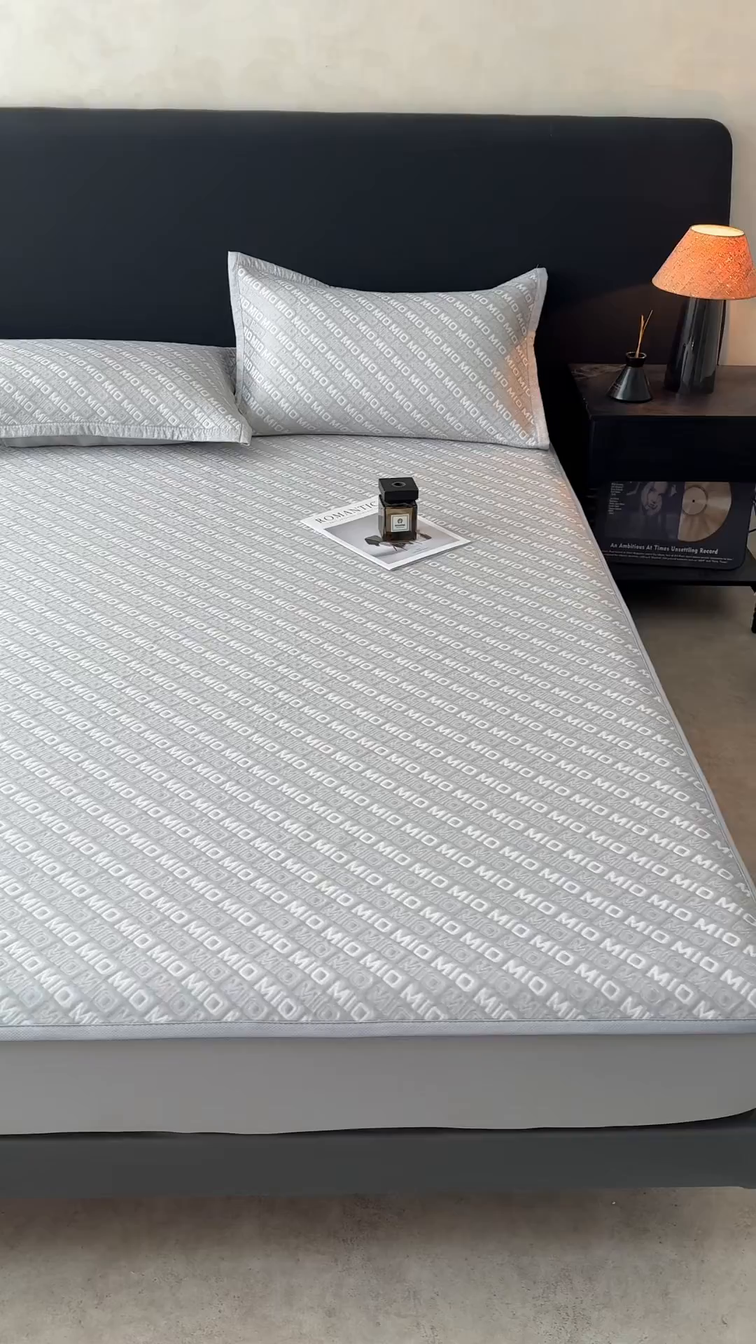 91家纺网 家纺一手货源 找家纺 耐思家纺 2026新款A类高端pe双面乙纶冰豆豆凉席摩登MIO系列（提供买家秀） 摩登MIO-灰床笠款