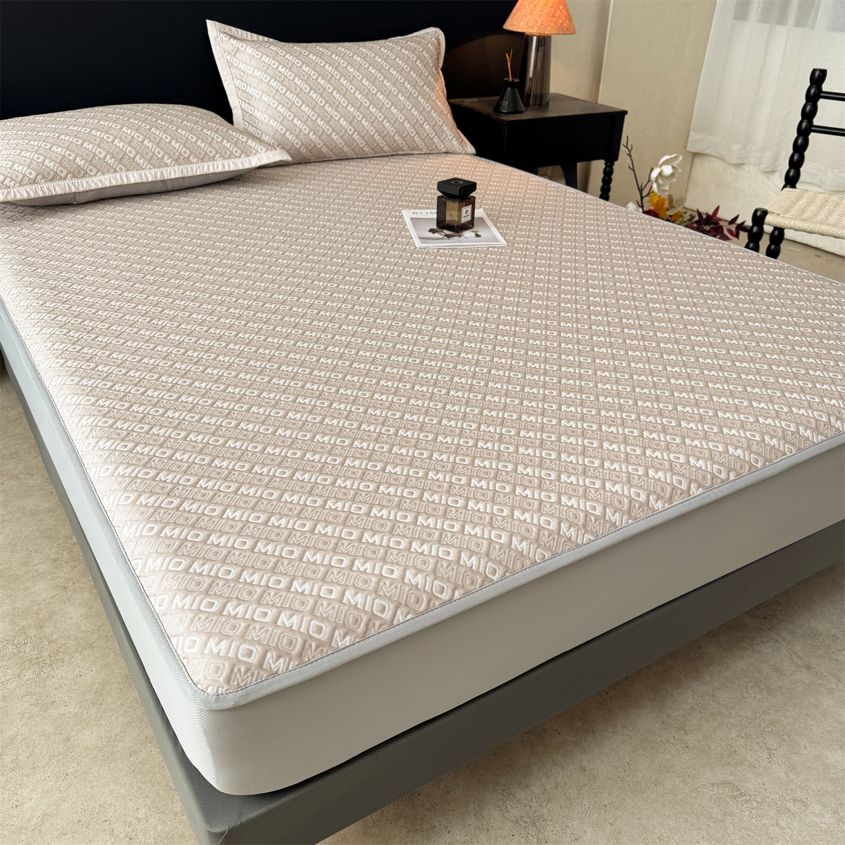 91家纺网 家纺一手货源 找家纺 耐思家纺 2026新款A类高端pe双面乙纶冰豆豆凉席摩登MIO系列（提供买家秀） 摩登MIO-卡其床笠款