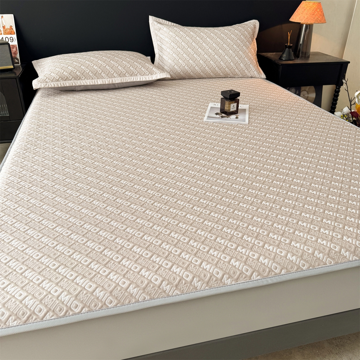 91家纺网 家纺一手货源 找家纺 耐思家纺 2026新款A类高端pe双面乙纶冰豆豆凉席摩登MIO系列（提供买家秀） 摩登MIO-卡其床笠款