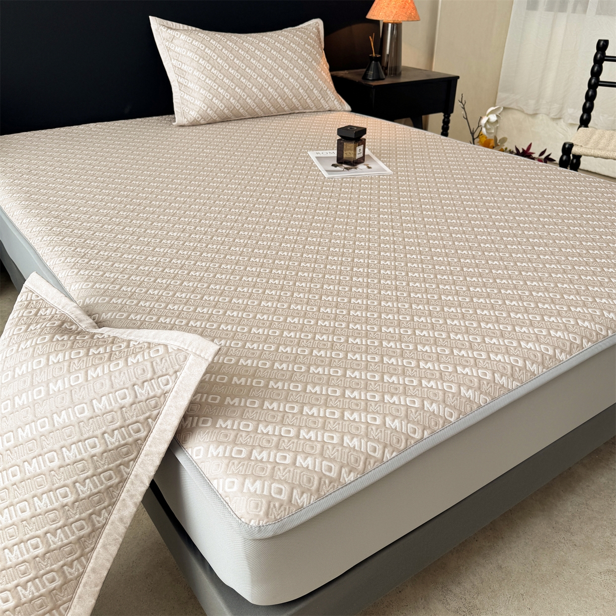 91家纺网 家纺一手货源 找家纺 耐思家纺 2026新款A类高端pe双面乙纶冰豆豆凉席摩登MIO系列（提供买家秀） 摩登MIO-卡其床笠款