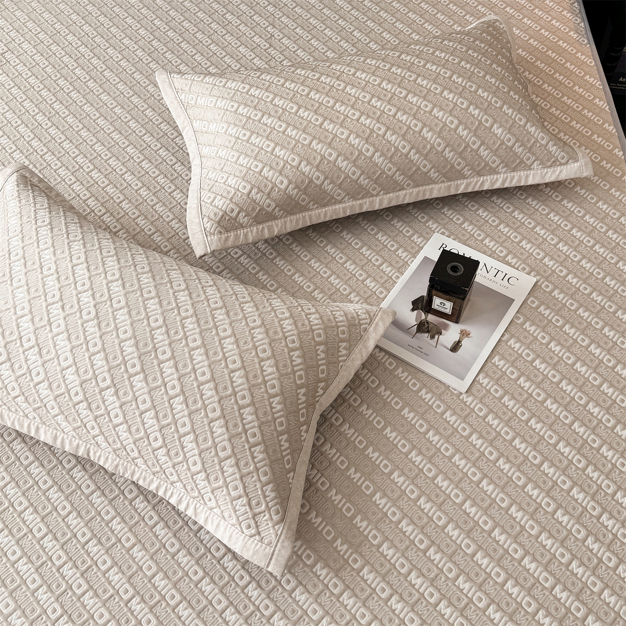 91家纺网 家纺一手货源 找家纺 耐思家纺 2026新款A类高端pe双面乙纶冰豆豆凉席摩登MIO系列（提供买家秀） 摩登MIO-卡其床笠款