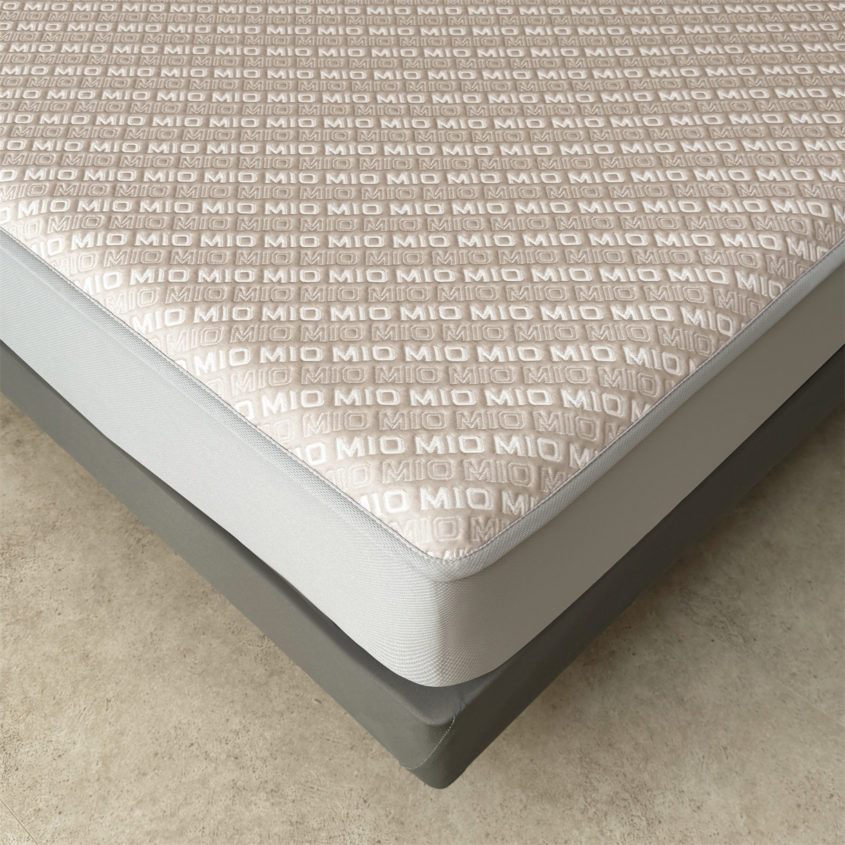 91家纺网 家纺一手货源 找家纺 耐思家纺 2026新款A类高端pe双面乙纶冰豆豆凉席摩登MIO系列（提供买家秀） 摩登MIO-卡其床笠款