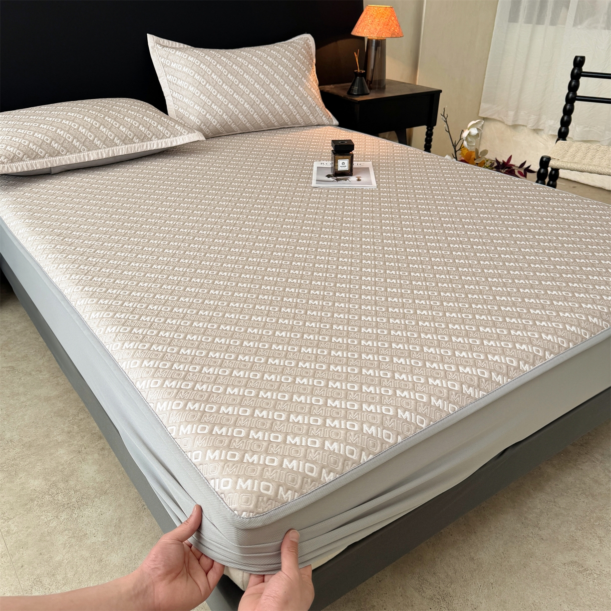 91家纺网 家纺一手货源 找家纺 耐思家纺 2026新款A类高端pe双面乙纶冰豆豆凉席摩登MIO系列（提供买家秀） 摩登MIO-卡其床笠款