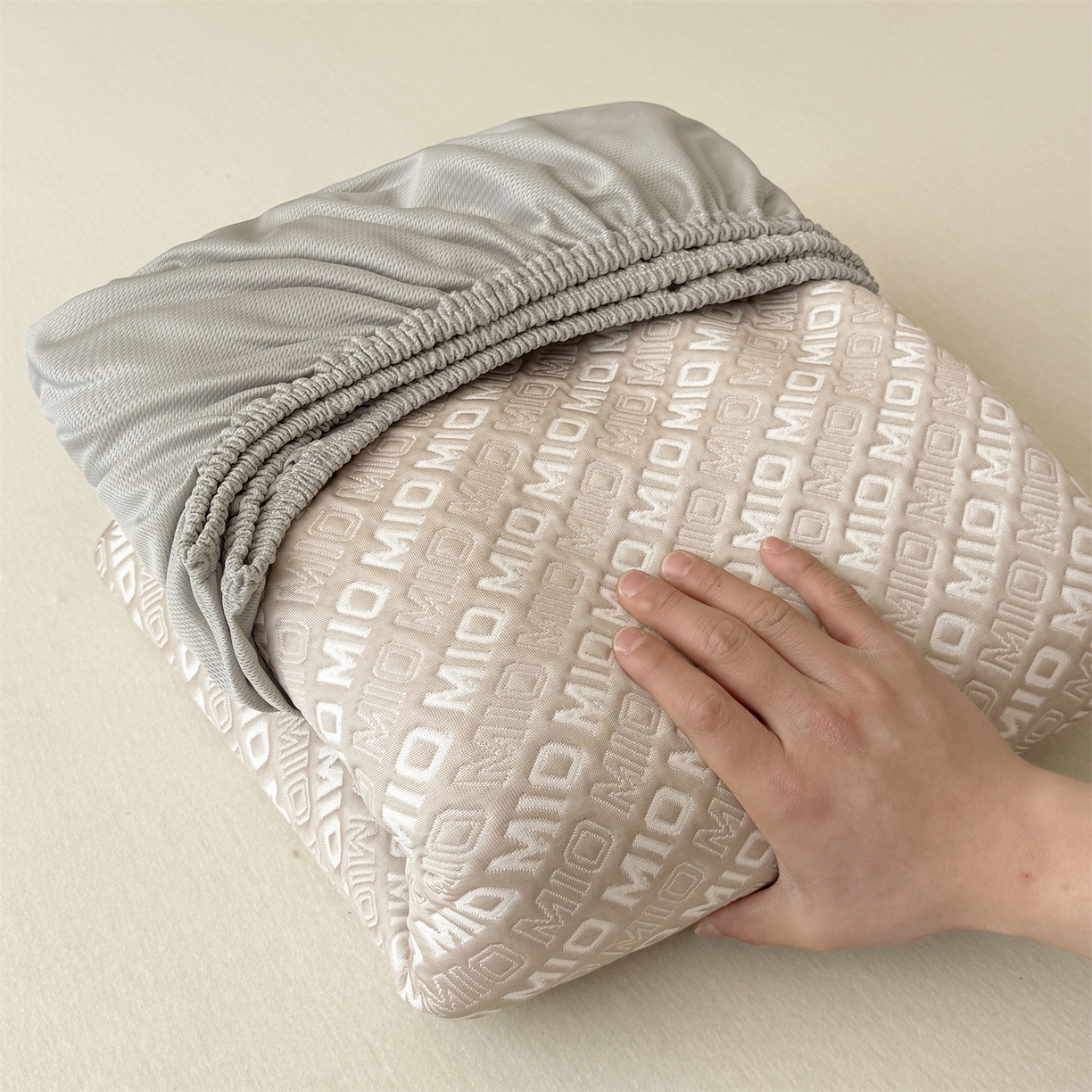 91家纺网 家纺一手货源 找家纺 耐思家纺 2026新款A类高端pe双面乙纶冰豆豆凉席摩登MIO系列（提供买家秀） 摩登MIO-卡其床笠款