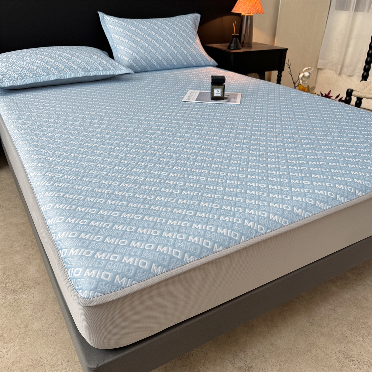 91家纺网 家纺一手货源 找家纺 耐思家纺 2026新款A类高端pe双面乙纶冰豆豆凉席摩登MIO系列（提供买家秀） 摩登MIO-蓝床笠款