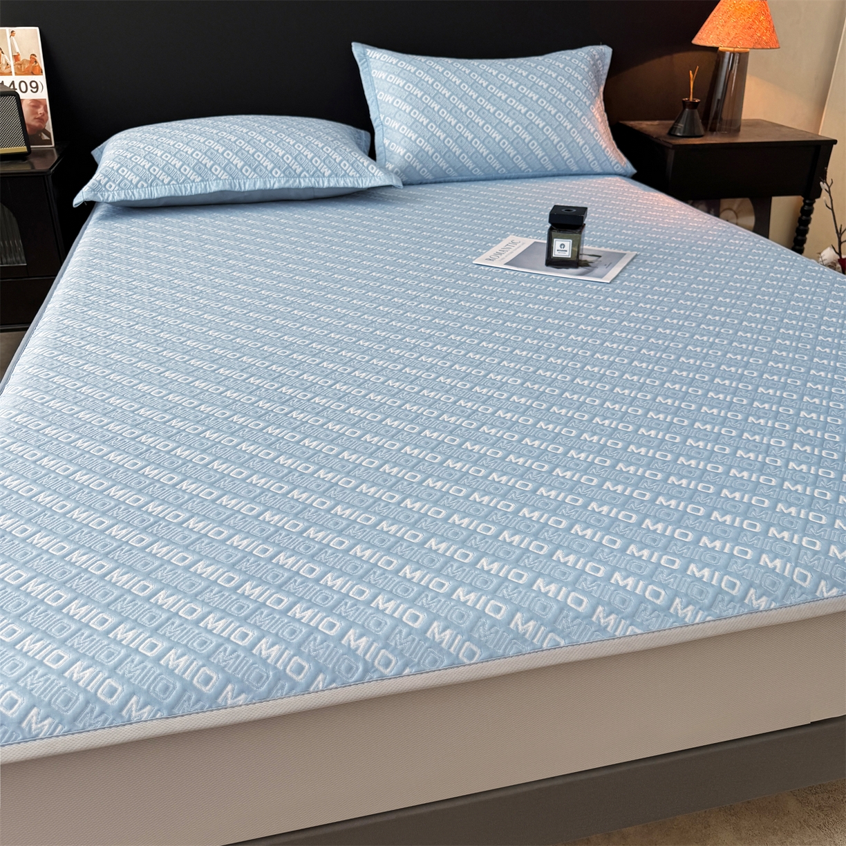 91家纺网 家纺一手货源 找家纺 耐思家纺 2026新款A类高端pe双面乙纶冰豆豆凉席摩登MIO系列（提供买家秀） 摩登MIO-蓝床笠款