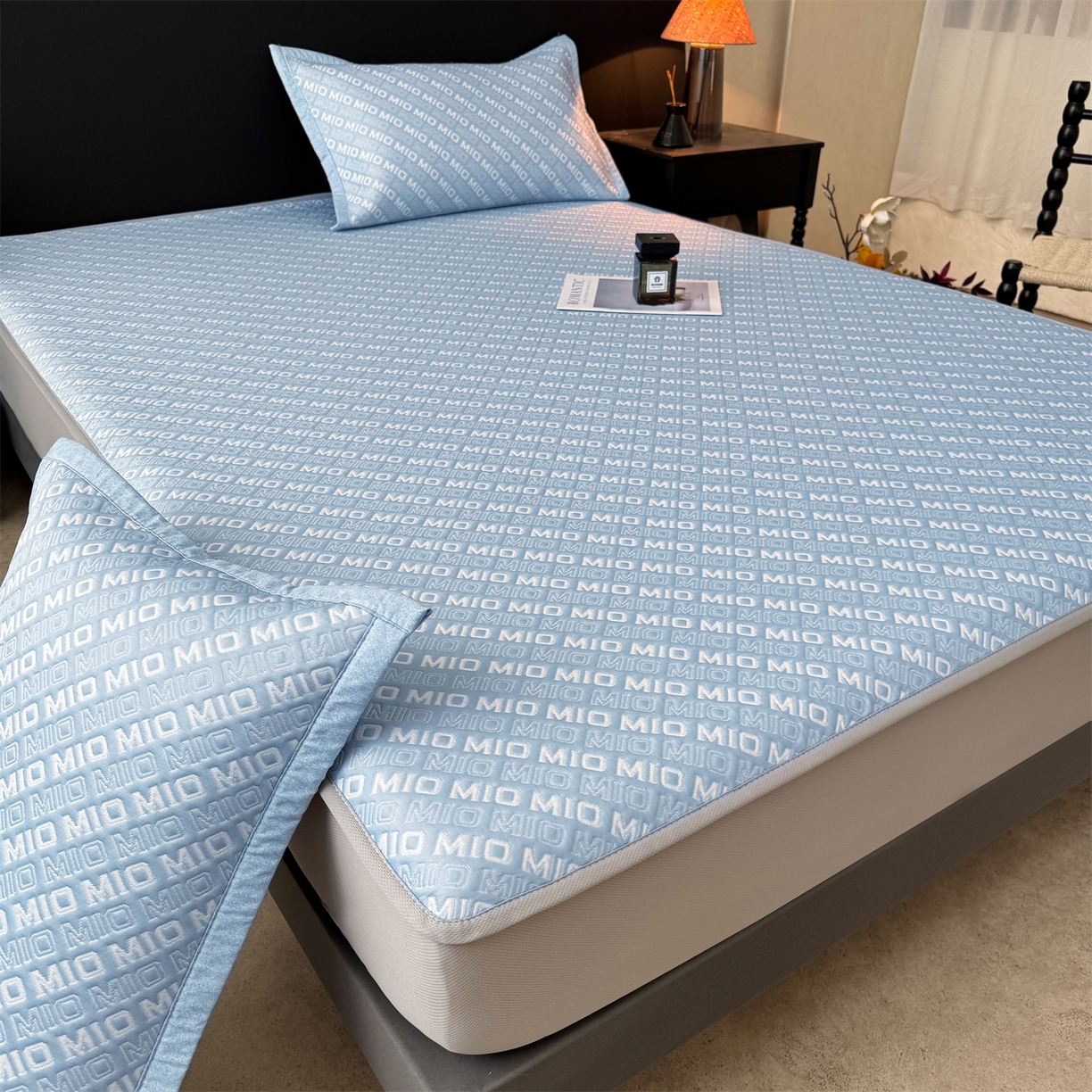91家纺网 家纺一手货源 找家纺 耐思家纺 2026新款A类高端pe双面乙纶冰豆豆凉席摩登MIO系列（提供买家秀） 摩登MIO-蓝床笠款