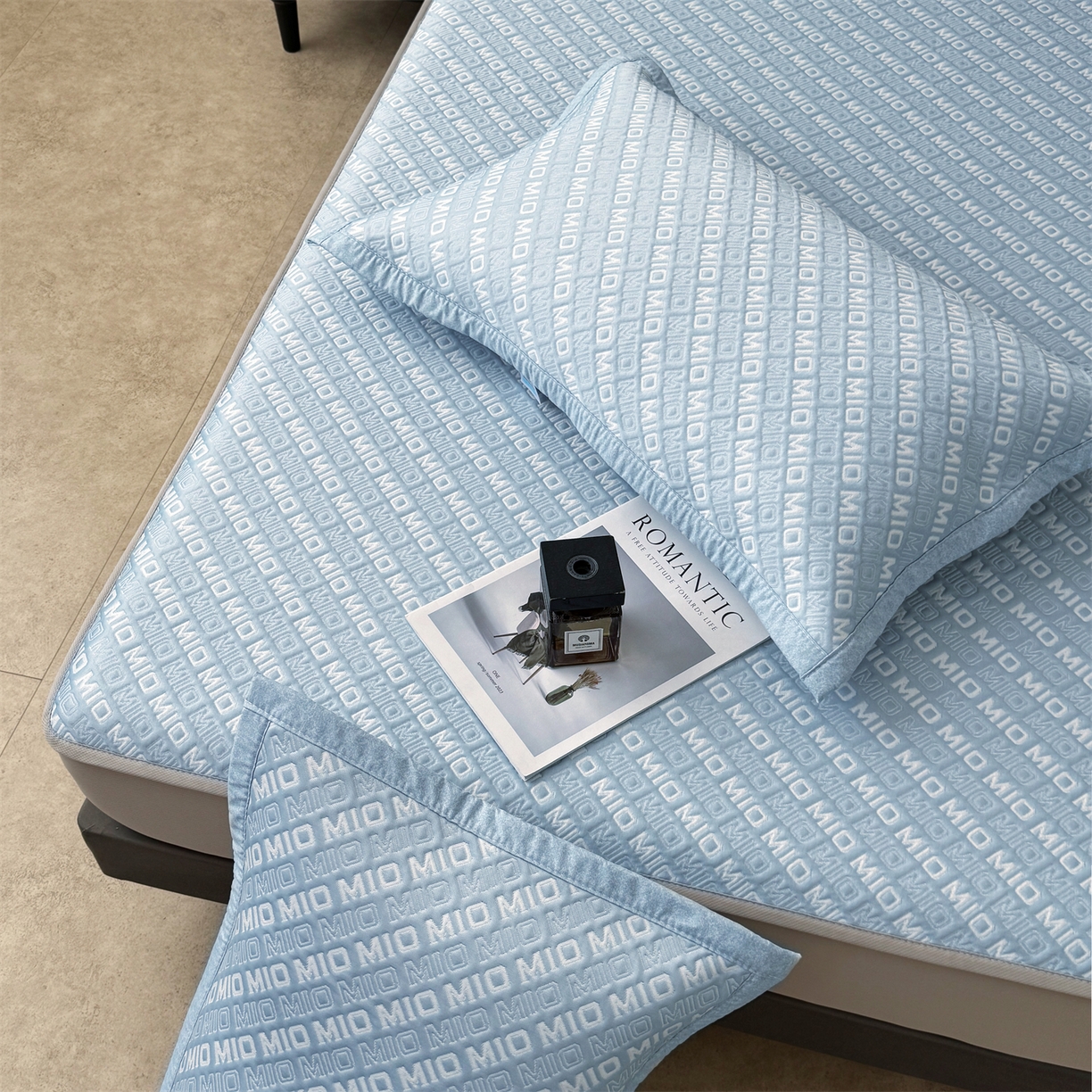 91家纺网 家纺一手货源 找家纺 耐思家纺 2026新款A类高端pe双面乙纶冰豆豆凉席摩登MIO系列（提供买家秀） 摩登MIO-蓝床笠款