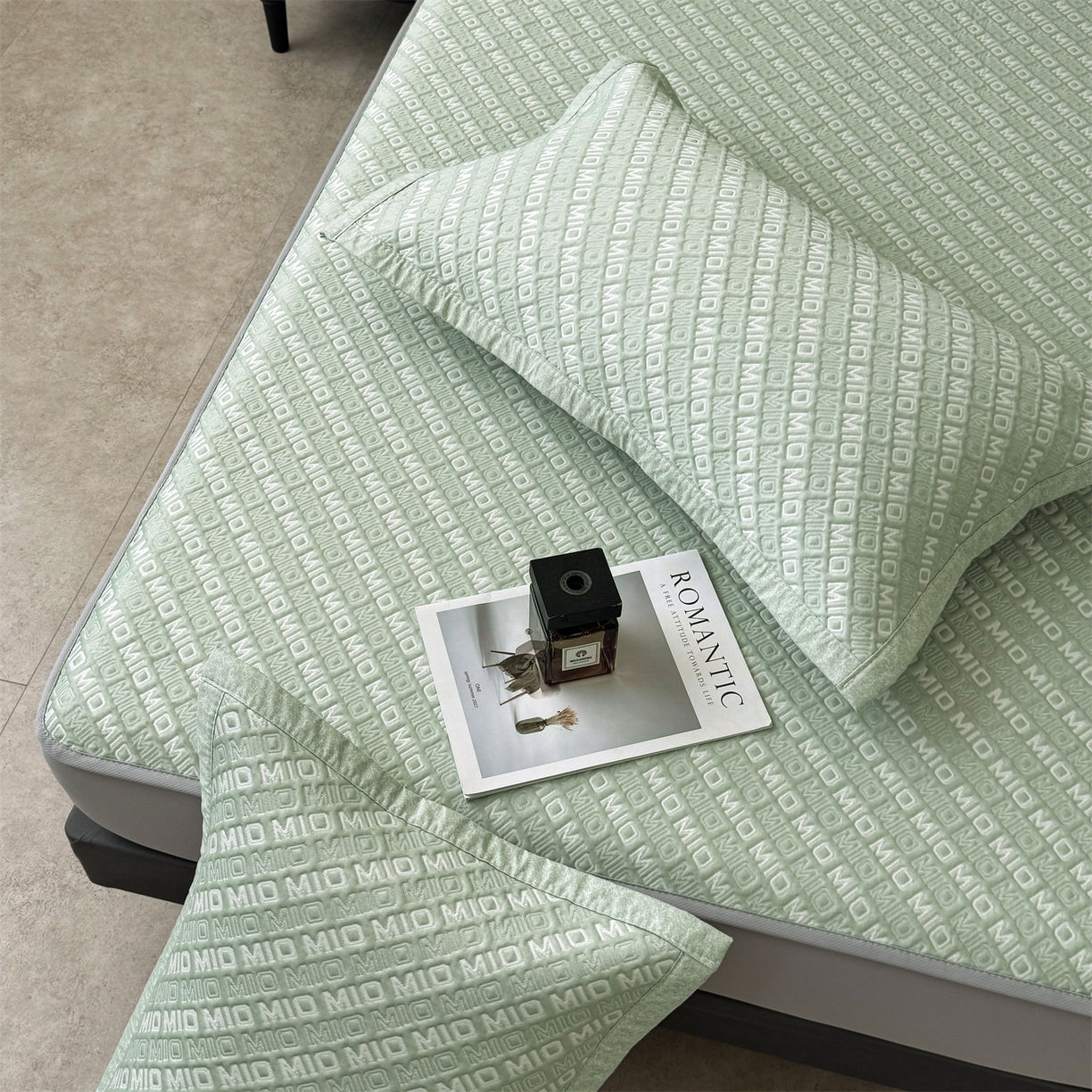 91家纺网 家纺一手货源 找家纺 耐思家纺 2026新款A类高端pe双面乙纶冰豆豆凉席摩登MIO系列（提供买家秀） 摩登MIO-绿床笠款