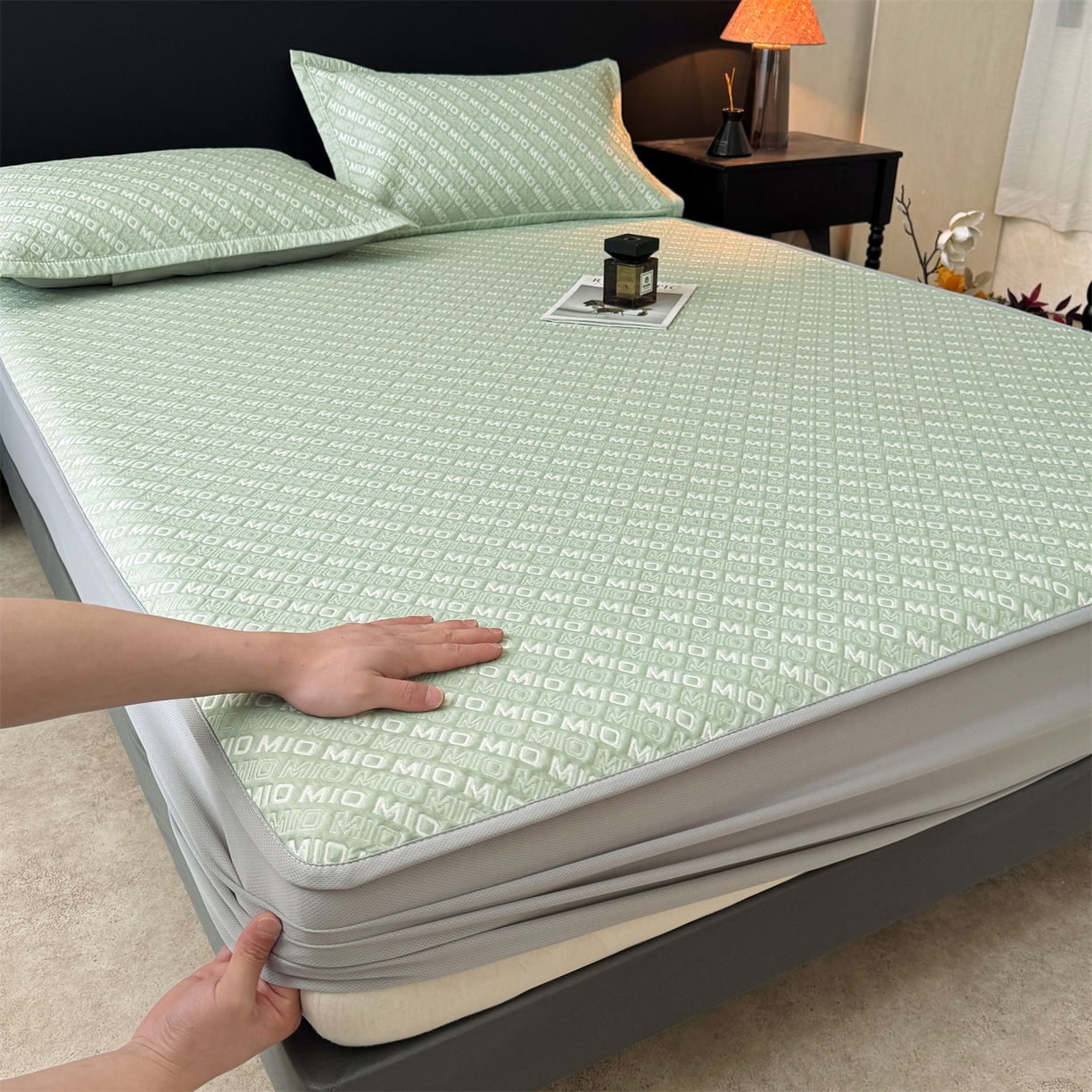 91家纺网 家纺一手货源 找家纺 耐思家纺 2026新款A类高端pe双面乙纶冰豆豆凉席摩登MIO系列（提供买家秀） 摩登MIO-绿床笠款