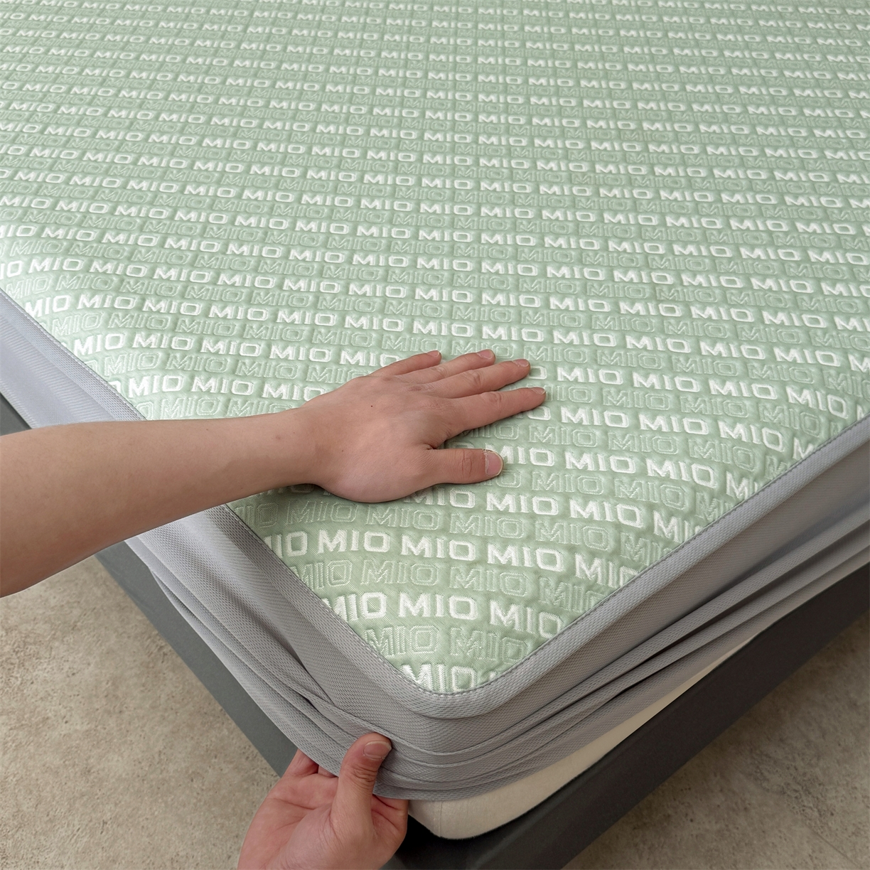 91家纺网 家纺一手货源 找家纺 耐思家纺 2026新款A类高端pe双面乙纶冰豆豆凉席摩登MIO系列（提供买家秀） 摩登MIO-绿床笠款