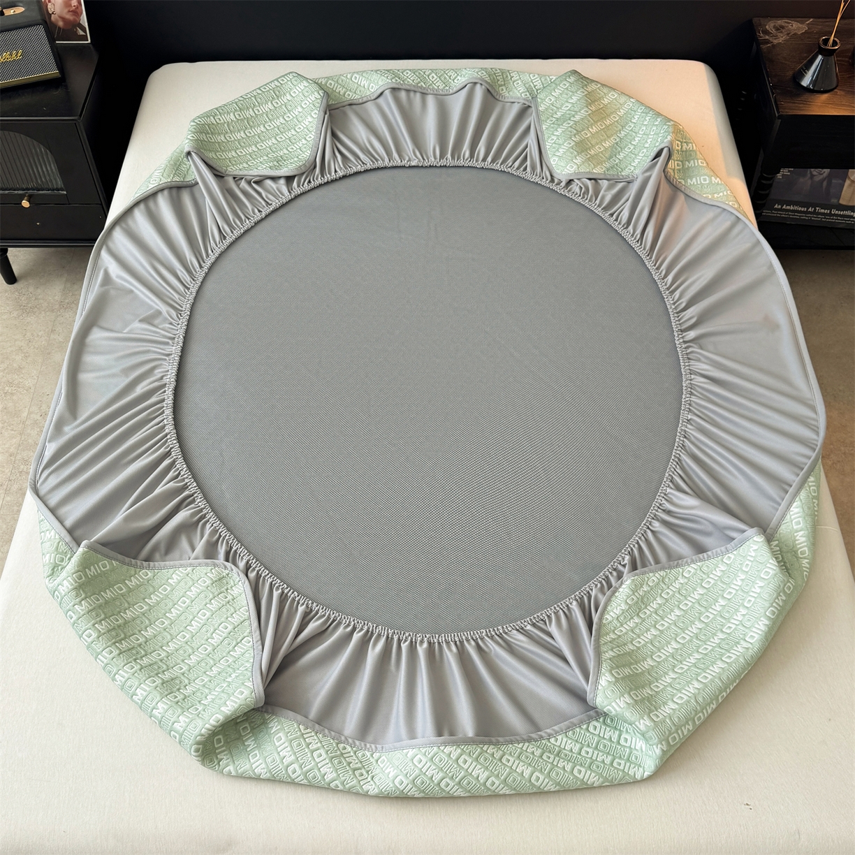 91家纺网 家纺一手货源 找家纺 耐思家纺 2026新款A类高端pe双面乙纶冰豆豆凉席摩登MIO系列（提供买家秀） 摩登MIO-绿床笠款