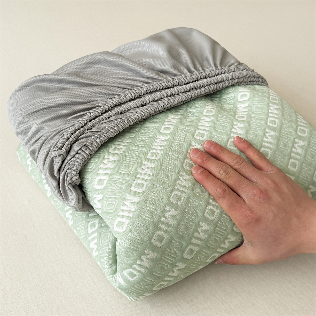 91家纺网 家纺一手货源 找家纺 耐思家纺 2026新款A类高端pe双面乙纶冰豆豆凉席摩登MIO系列（提供买家秀） 摩登MIO-绿床笠款