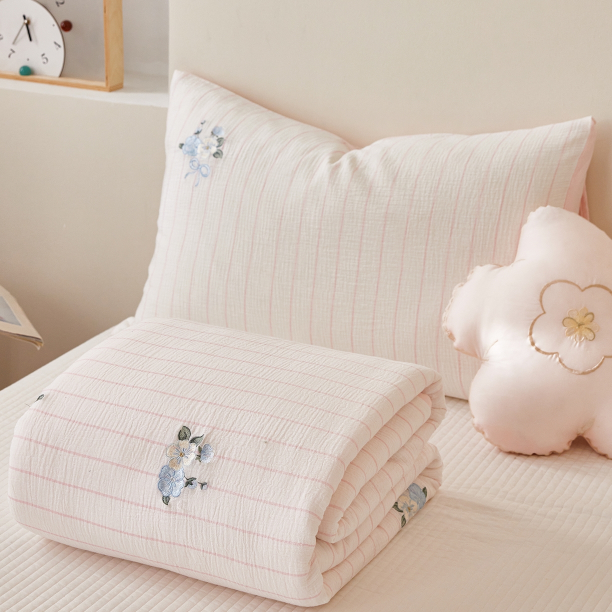 91家纺网 家纺一手货源 找家纺 风向标家纺 2026春夏新款40s皱皱纱绣花夏被夏凉被空调被 夏被-粉条小花