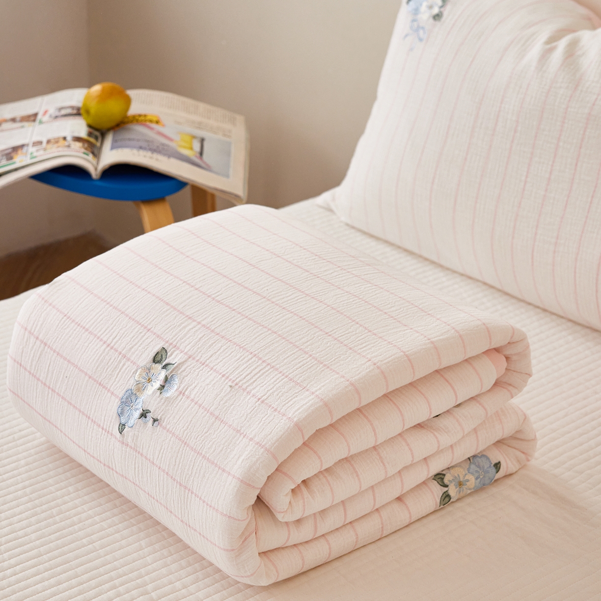 91家纺网 家纺一手货源 找家纺 风向标家纺 2026春夏新款40s皱皱纱绣花夏被夏凉被空调被 夏被-粉条小花