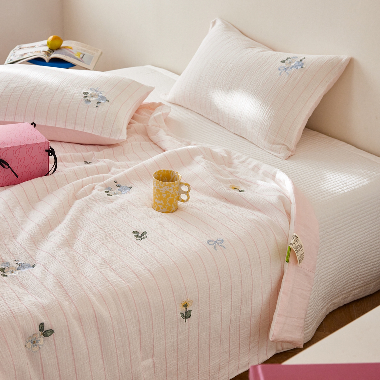 91家纺网 家纺一手货源 找家纺 风向标家纺 2026春夏新款40s皱皱纱绣花夏被夏凉被空调被 夏被-粉条小花