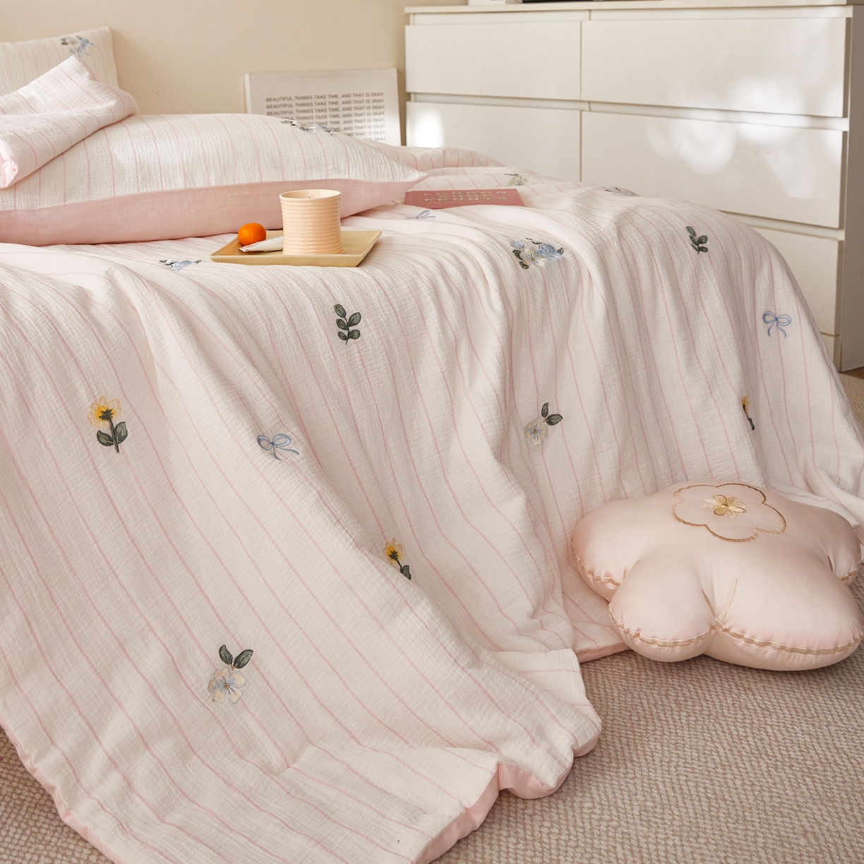 91家纺网 家纺一手货源 找家纺 风向标家纺 2026春夏新款40s皱皱纱绣花夏被夏凉被空调被 夏被-粉条小花