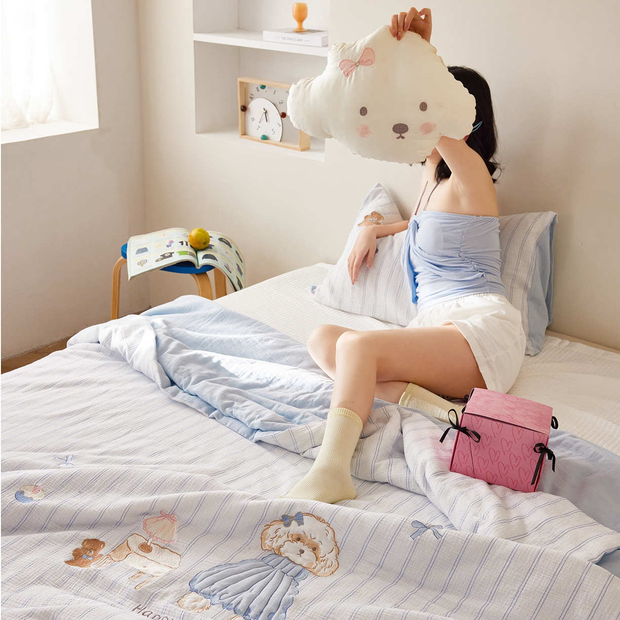 91家纺网 家纺一手货源 找家纺 风向标家纺 2026春夏新款40s皱皱纱绣花夏被夏凉被空调被 夏被-蓝裙小卷