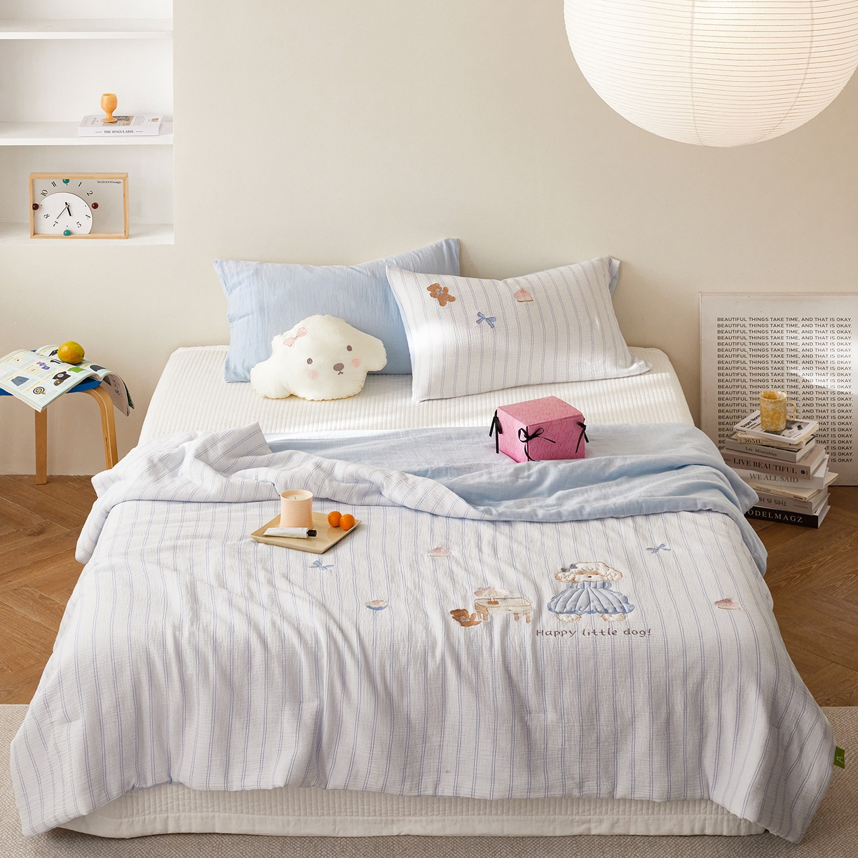 91家纺网 家纺一手货源 找家纺 风向标家纺 2026春夏新款40s皱皱纱绣花夏被夏凉被空调被 夏被-蓝裙小卷