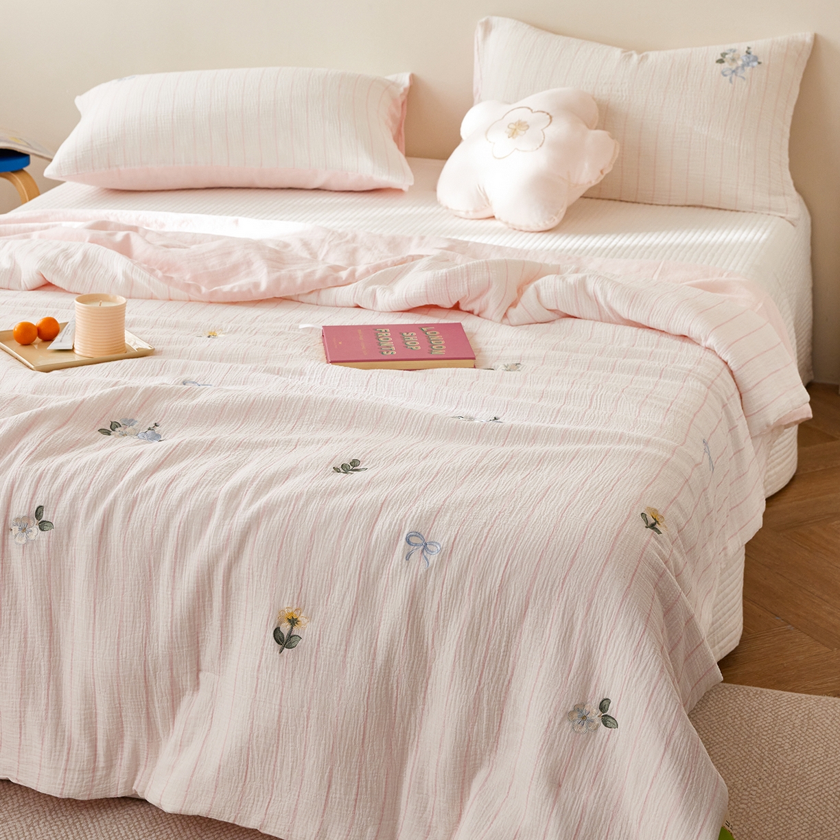 91家纺网 家纺一手货源 找家纺 风向标家纺 2026春夏新款40s皱皱纱绣花夏被夏凉被空调被 夏被-粉条小花