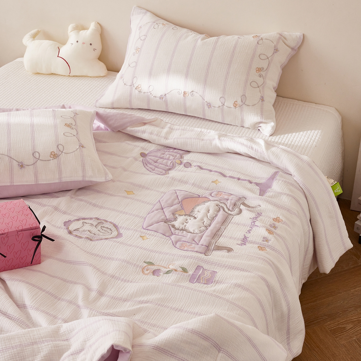 91家纺网 家纺一手货源 找家纺 风向标家纺 2026春夏新款40s皱皱纱绣花夏被夏凉被空调被 夏被-紫雾奶芙