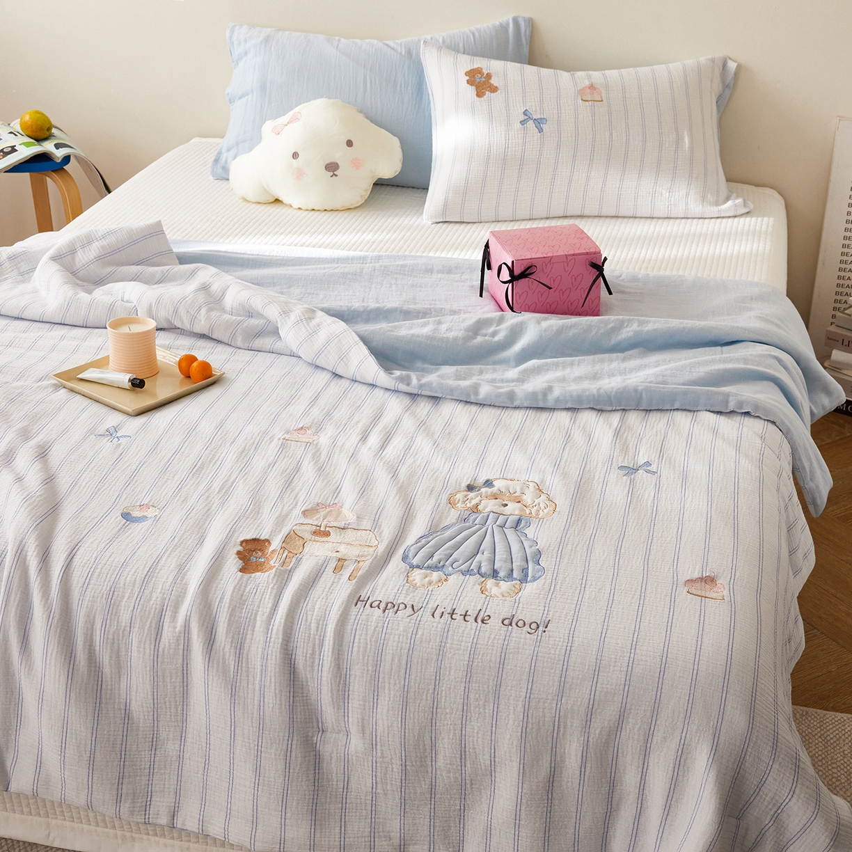 91家纺网 家纺一手货源 找家纺 风向标家纺 2026春夏新款40s皱皱纱绣花夏被夏凉被空调被 夏被-蓝裙小卷