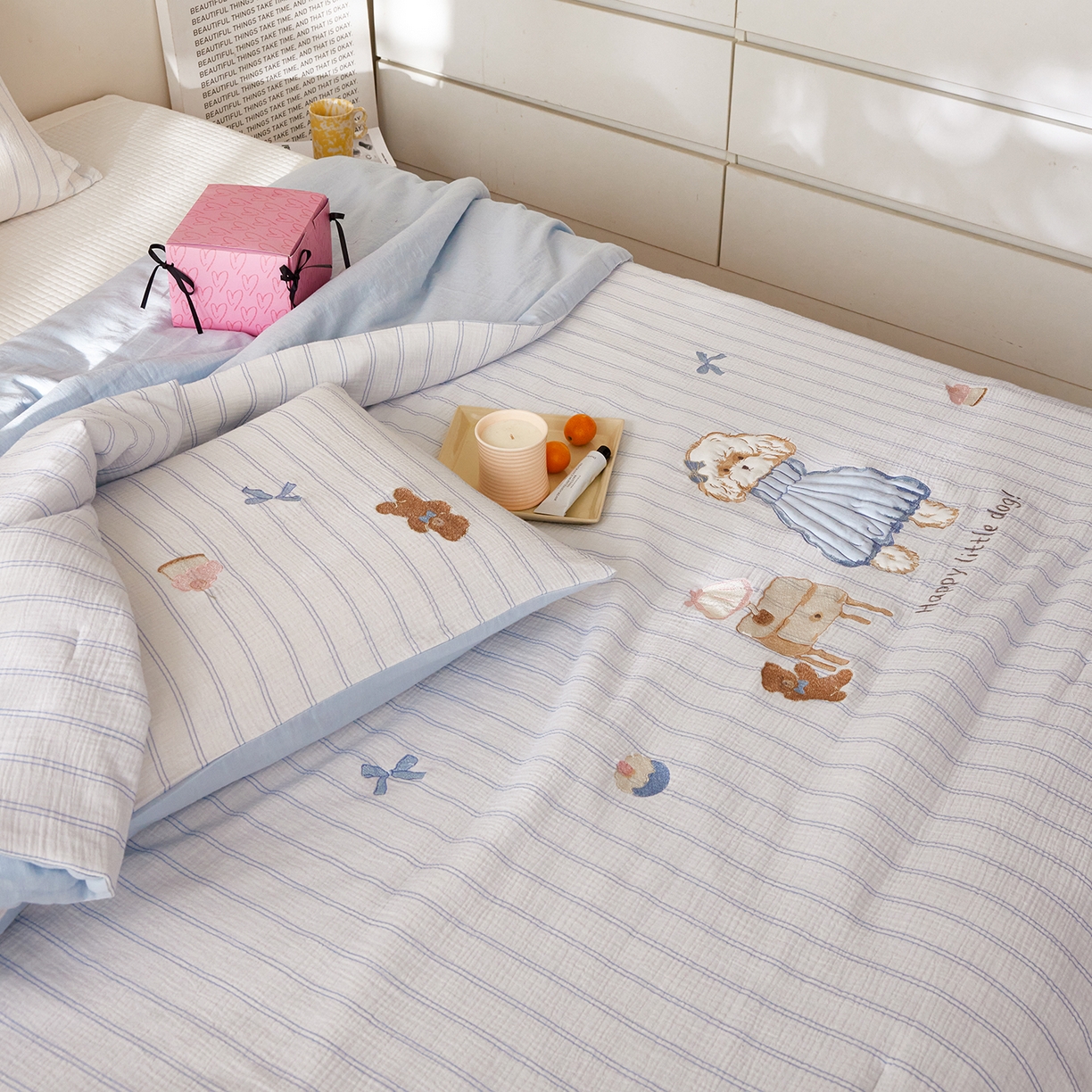 91家纺网 家纺一手货源 找家纺 风向标家纺 2026春夏新款40s皱皱纱绣花夏被夏凉被空调被 夏被-蓝裙小卷