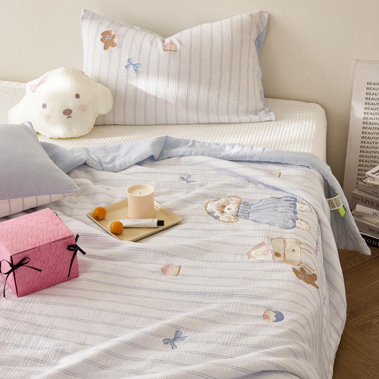 91家纺网 家纺一手货源 找家纺 风向标家纺 2026春夏新款40s皱皱纱绣花夏被夏凉被空调被 夏被-蓝裙小卷