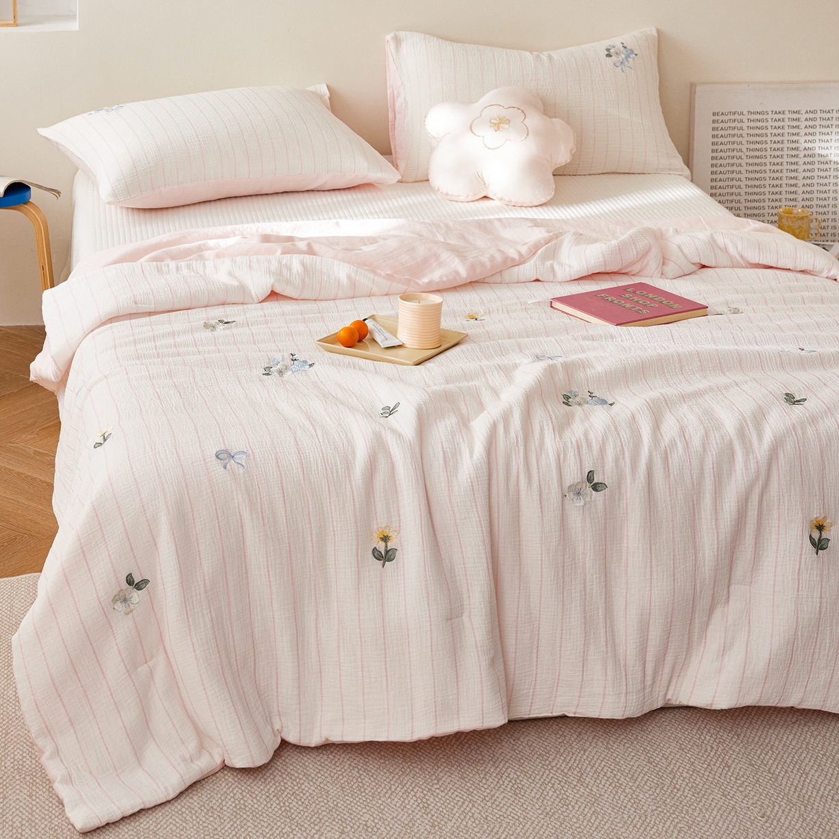 91家纺网 家纺一手货源 找家纺 风向标家纺 2026春夏新款40s皱皱纱绣花夏被夏凉被空调被 夏被-粉条小花