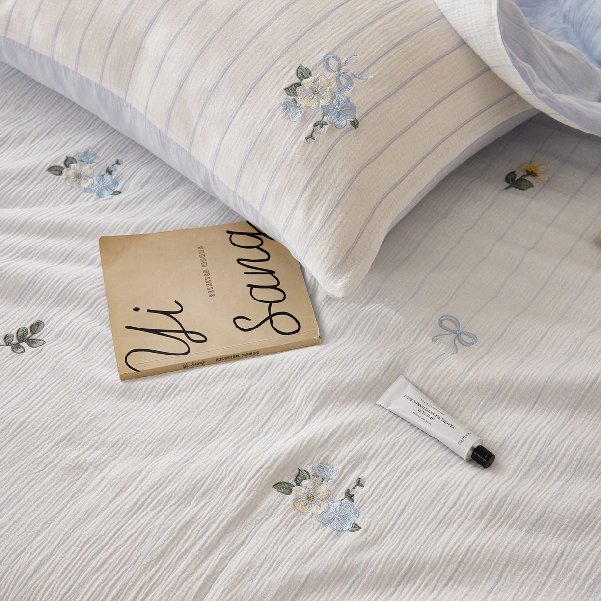 91家纺网 家纺一手货源 找家纺 风向标家纺 2026春夏新款40s皱皱纱绣花夏被夏凉被空调被 夏被-蓝条小花