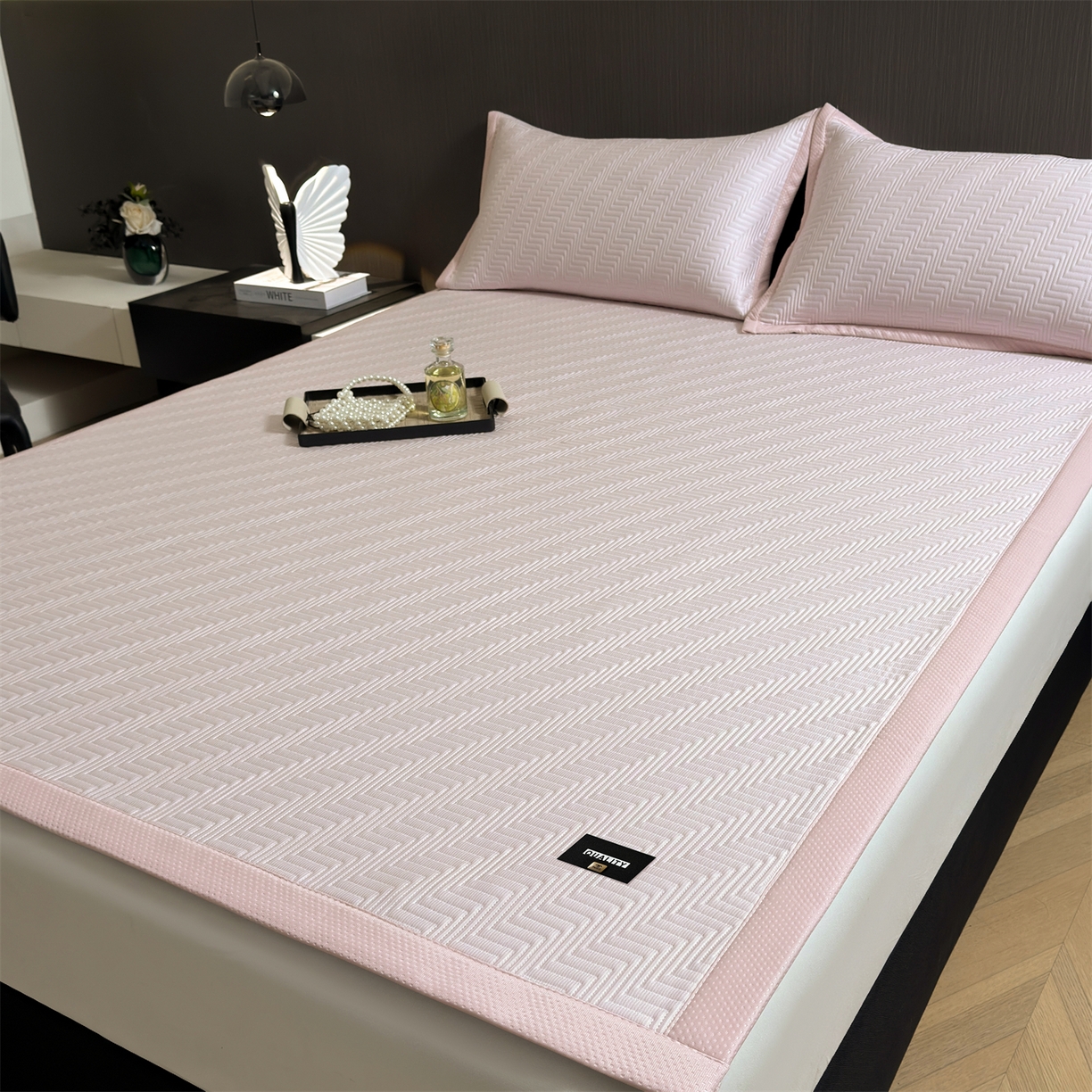 91家纺网 家纺一手货源 找家纺 耐思家纺 2026新款A类高克重三明治复合乙纶提花冰豆豆凉席床笠冰棱斜纹系列（提供买家秀） 冰棱斜纹-粉床席款