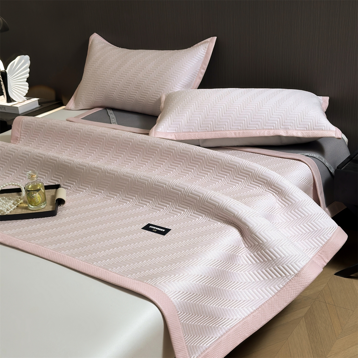 91家纺网 家纺一手货源 找家纺 耐思家纺 2026新款A类高克重三明治复合乙纶提花冰豆豆凉席床笠冰棱斜纹系列（提供买家秀） 冰棱斜纹-粉床席款