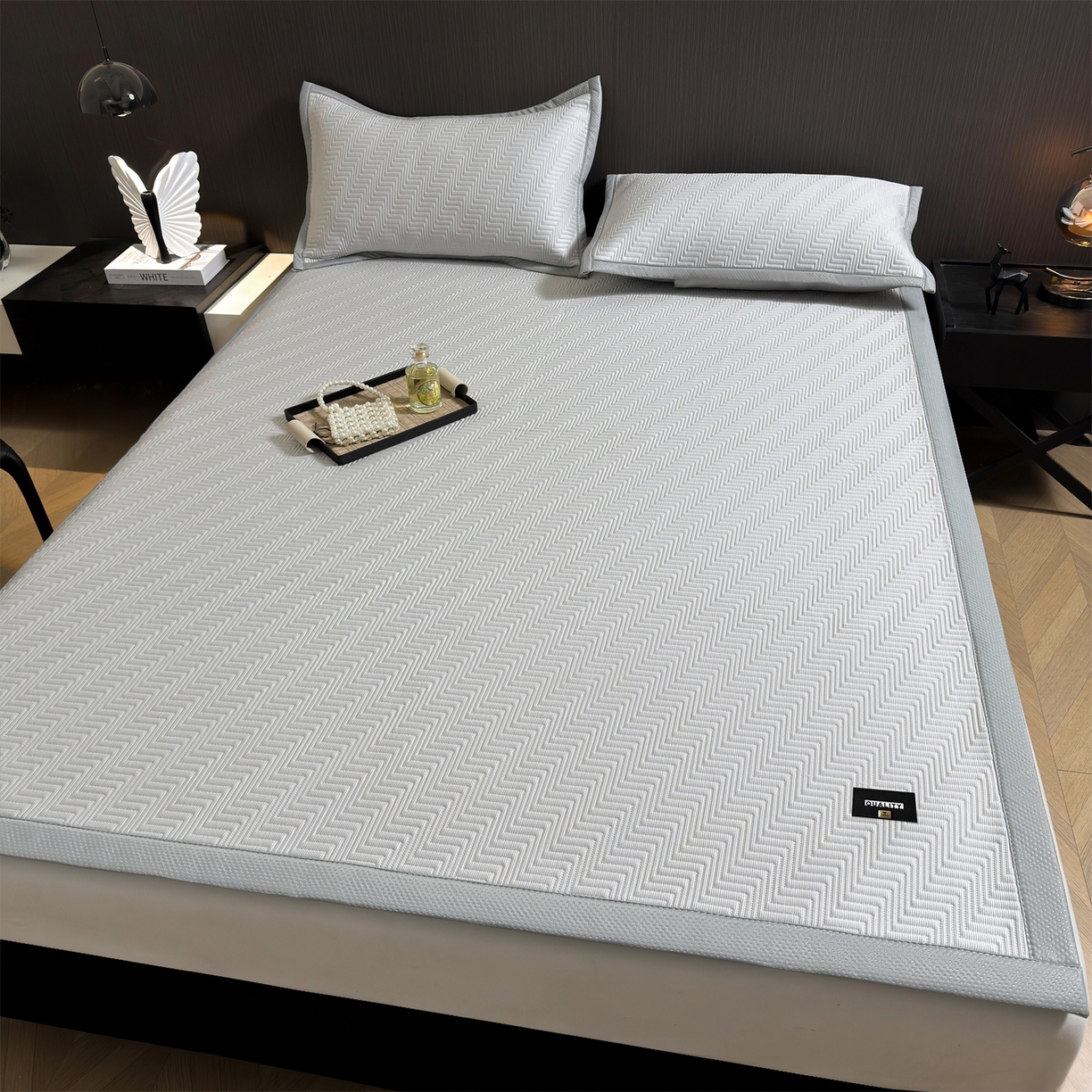 91家纺网 家纺一手货源 找家纺 耐思家纺 2026新款A类高克重三明治复合乙纶提花冰豆豆凉席床笠冰棱斜纹系列（提供买家秀） 冰棱斜纹-灰床席款