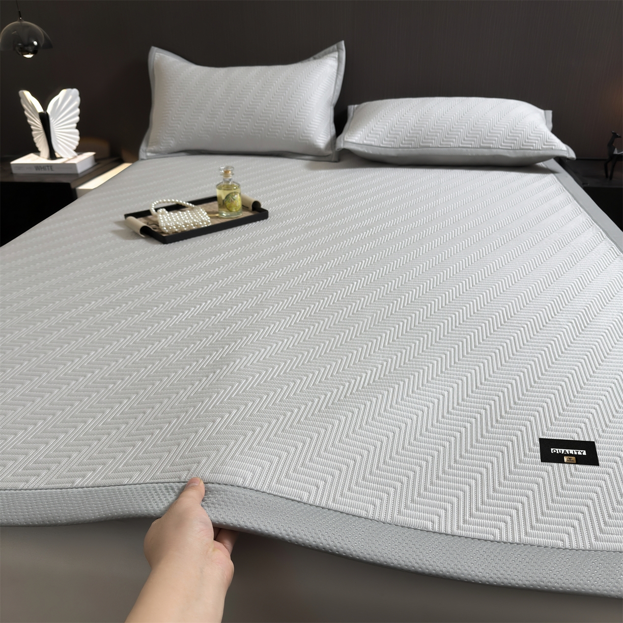 91家纺网 家纺一手货源 找家纺 耐思家纺 2026新款A类高克重三明治复合乙纶提花冰豆豆凉席床笠冰棱斜纹系列（提供买家秀） 冰棱斜纹-灰床席款