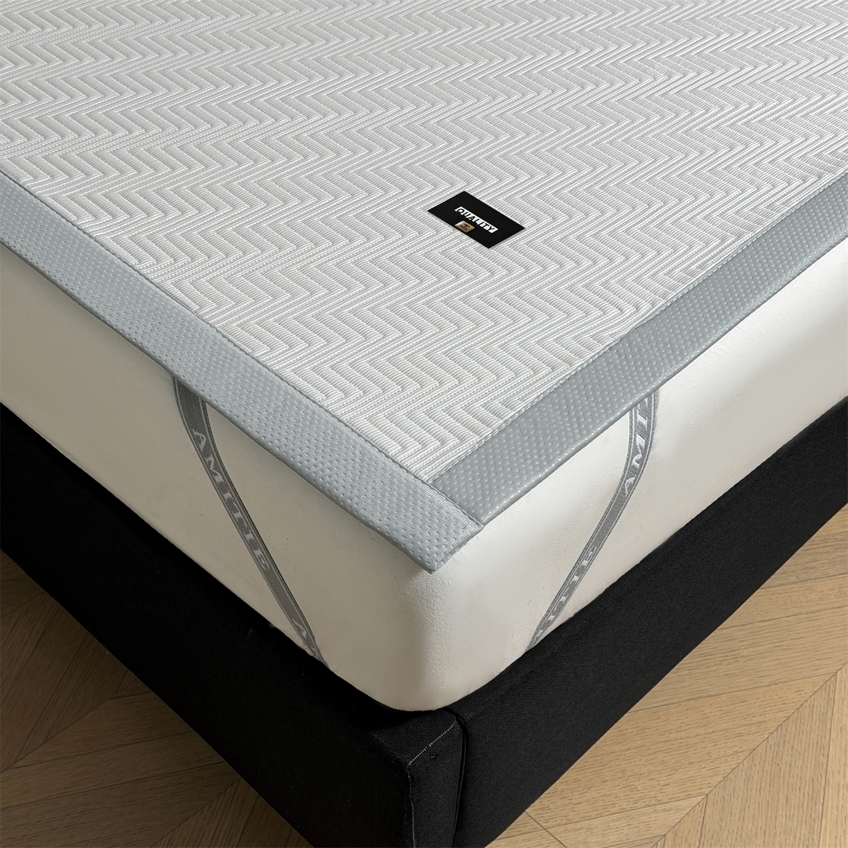 91家纺网 家纺一手货源 找家纺 耐思家纺 2026新款A类高克重三明治复合乙纶提花冰豆豆凉席床笠冰棱斜纹系列（提供买家秀） 冰棱斜纹-灰床席款